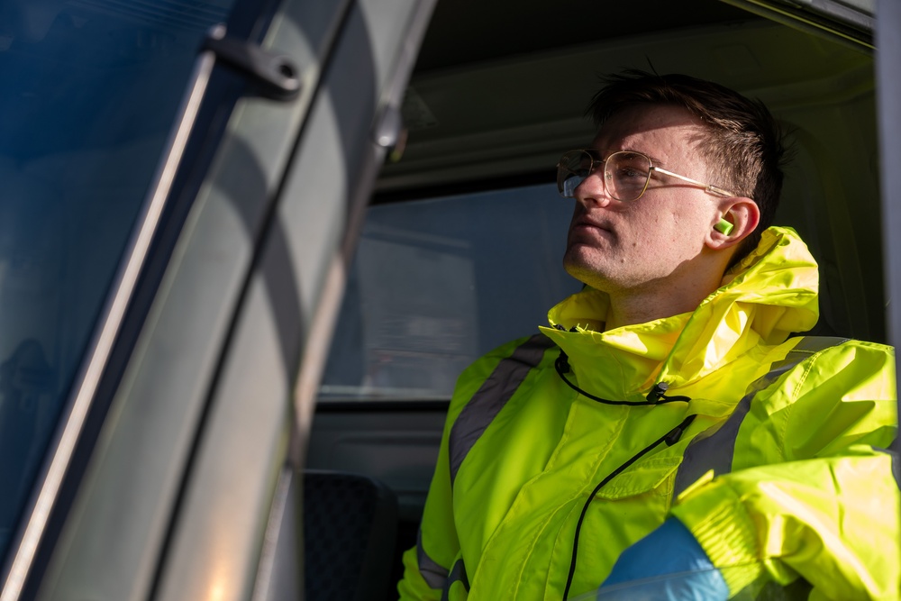 Fleet service Airmen ensure a squeaky-clean takeoff