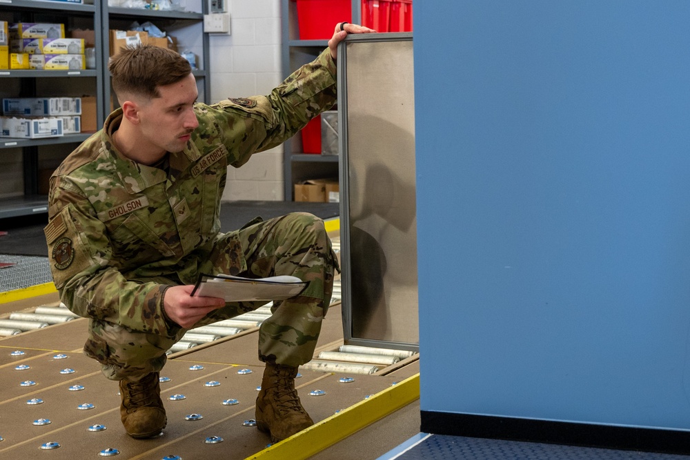 Fleet service Airmen ensure a squeaky-clean takeoff