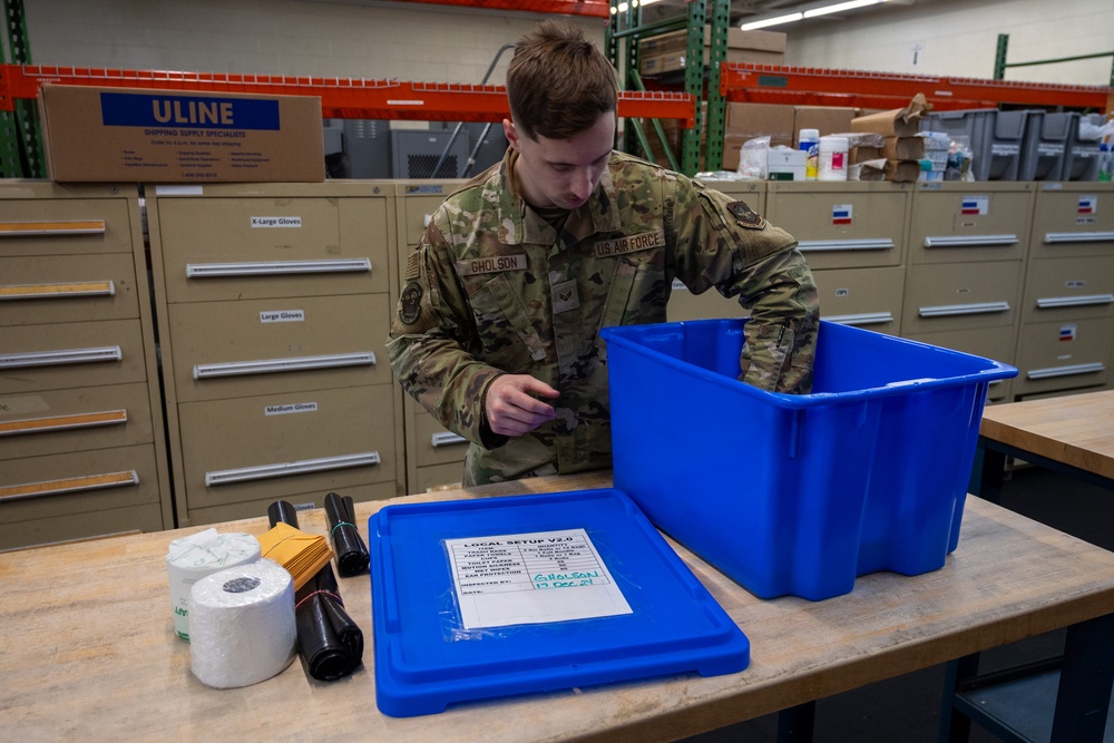 Fleet service Airmen ensure a squeaky-clean takeoff