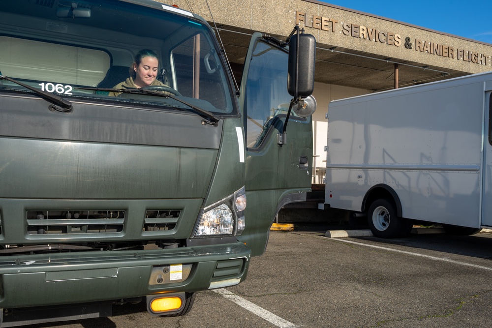 Fleet service Airmen ensure a squeaky-clean takeoff