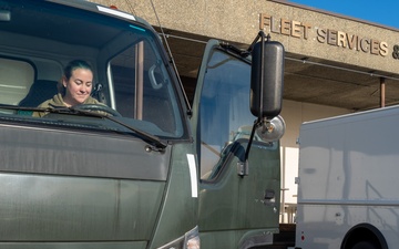 Fleet service Airmen ensure a squeaky-clean takeoff