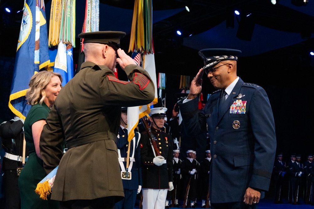 U.S. Senior Enlisted Advisor to the Chairman (SEAC) Ramon “CZ” Colon-Lopez transfers responsibility of his position to the incoming SEAC Troy Black