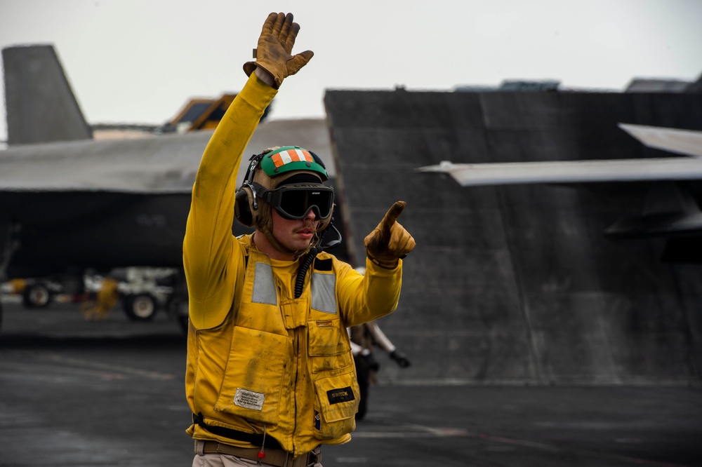 USS Carl Vinson (CVN 70) Conducts Routine Flight Operations in the South China Sea