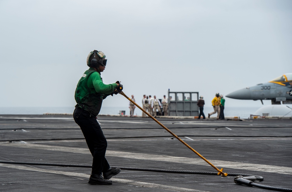 USS Carl Vinson (CVN 70) Conducts Routine Flight Operations in the South China Sea