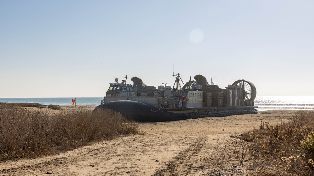 1st DSB offloads LCAC during Steel Knight 24