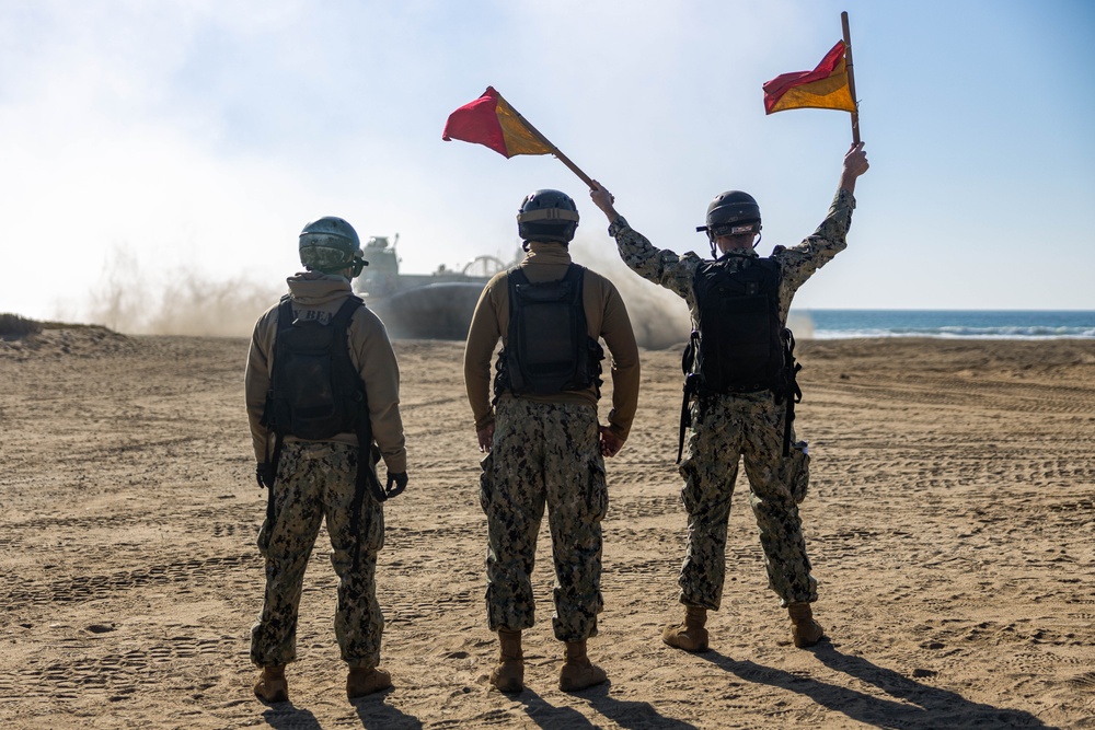 1st DSB offloads LCAC during Steel Knight 24