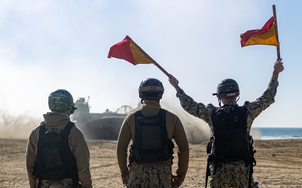 1st DSB offloads LCAC during Steel Knight 24