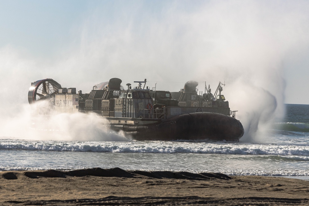 1st DSB offloads LCAC during Steel Knight 24