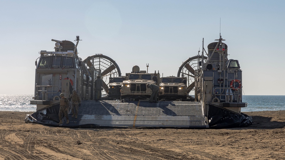 1st DSB offloads LCAC during Steel Knight 24