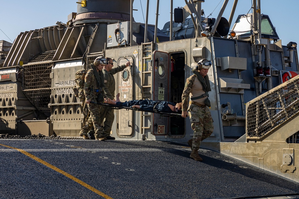 1st DSB offloads LCAC during Steel Knight 24