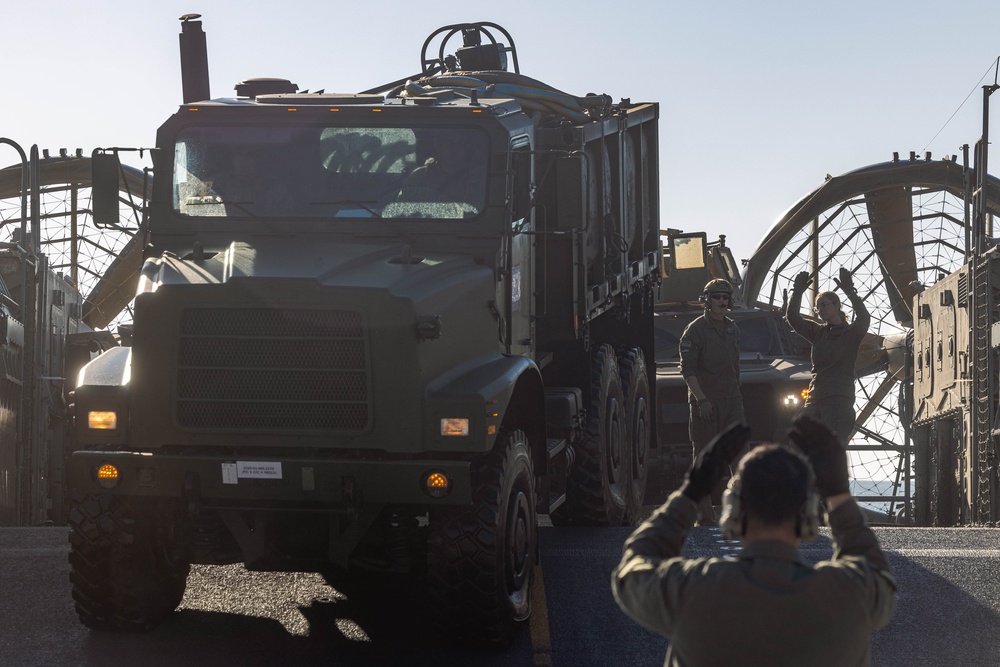 1st DSB offloads LCAC during Steel Knight 24