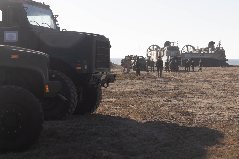 1st DSB offloads LCAC during Steel Knight 24