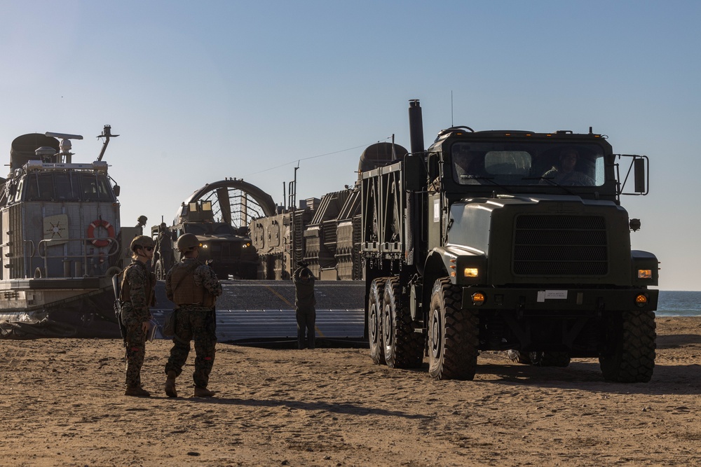 1st DSB offloads LCAC during Steel Knight 24