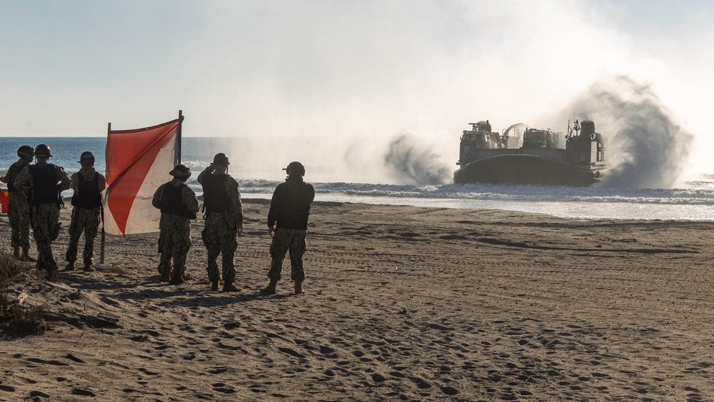 1st DSB offloads LCAC during Steel Knight 24