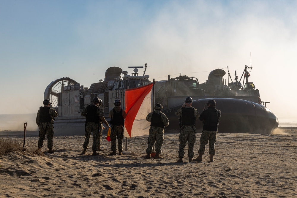 1st DSB offloads LCAC during Steel Knight 24