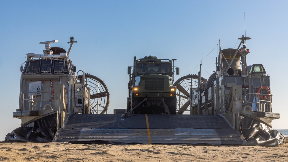 1st DSB offloads LCAC during Steel Knight 24