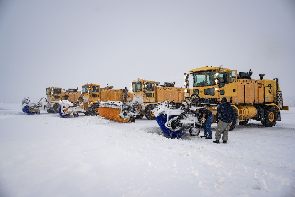 316th CES keeps America’s Airfield operational during winter storm