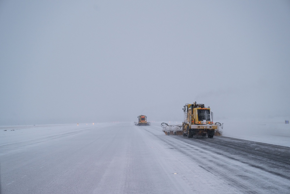 316th CES keeps America’s Airfield operational during winter storm