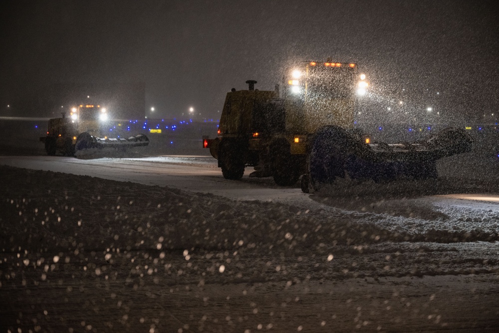 316th CES keeps America’s Airfield operational during winter storm