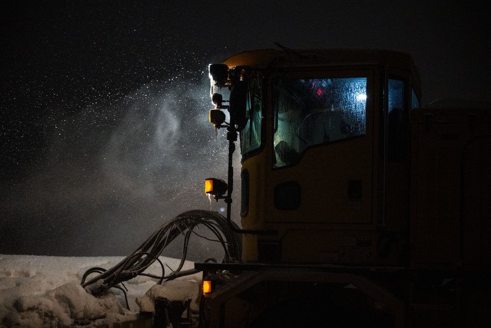 316th CES keeps America’s Airfield operational during winter storm