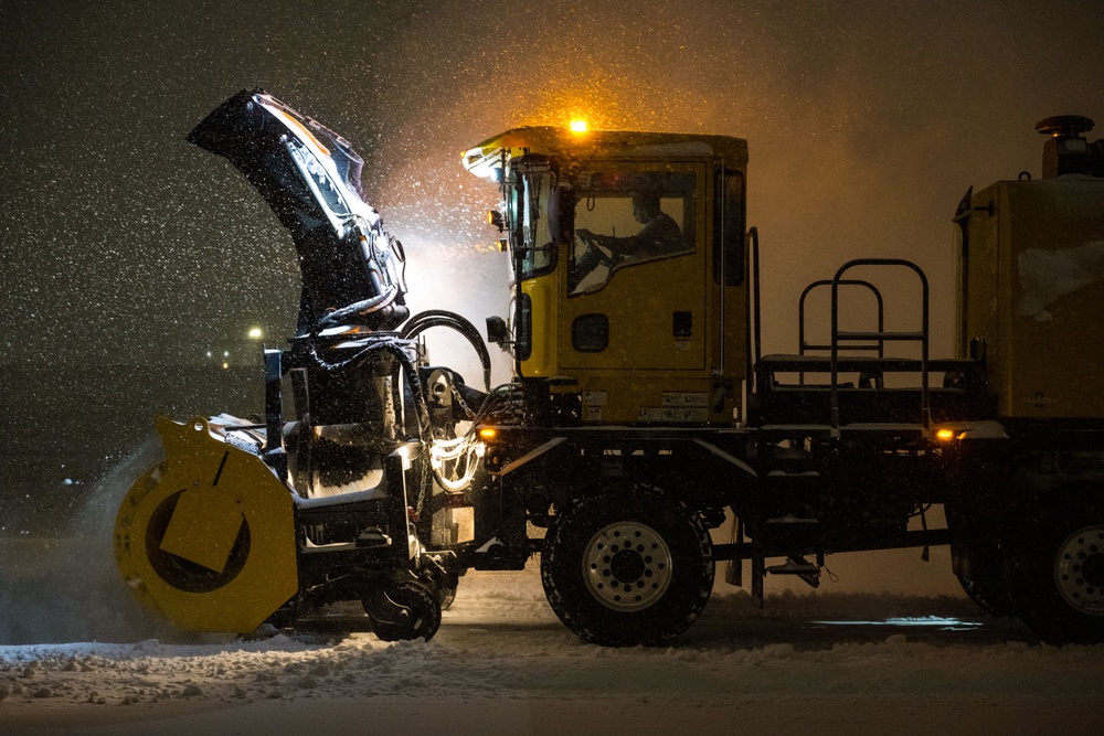 316th CES keeps America’s Airfield operational during winter storm