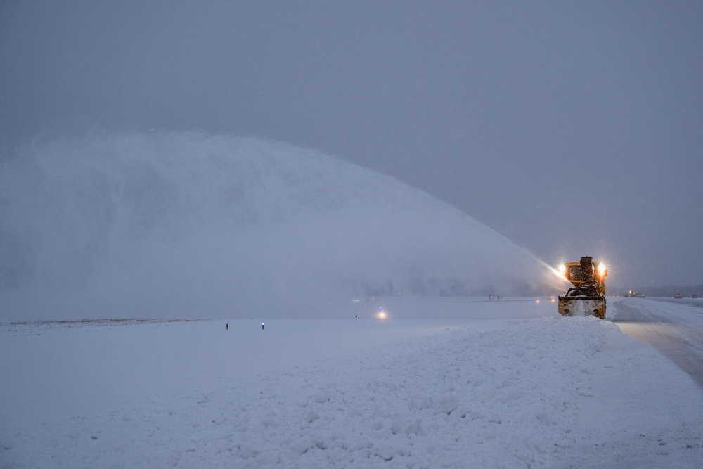 316th CES keeps America’s Airfield operational during winter storm