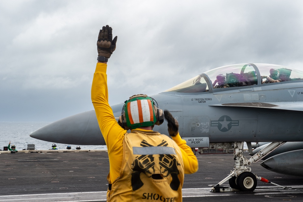 USS Carl Vinson (CVN 70) Conducts Routine Flight Operations in the South China Sea