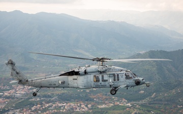 The &quot;Dragon Whales&quot; of HSC 28 fly above Sicily