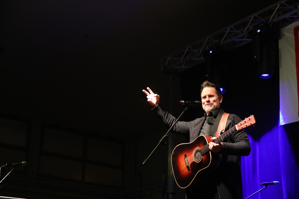 Charles Esten performs at USO Holiday Event