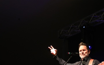 Charles Esten performs at USO Holiday Event