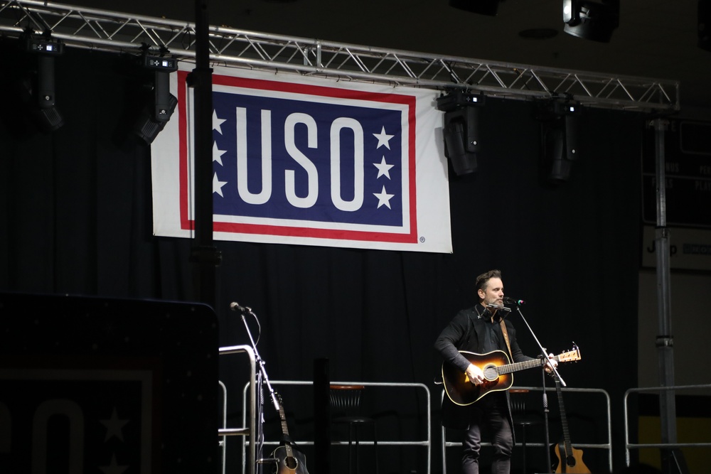 Charles Esten entertains service members in Vicenza