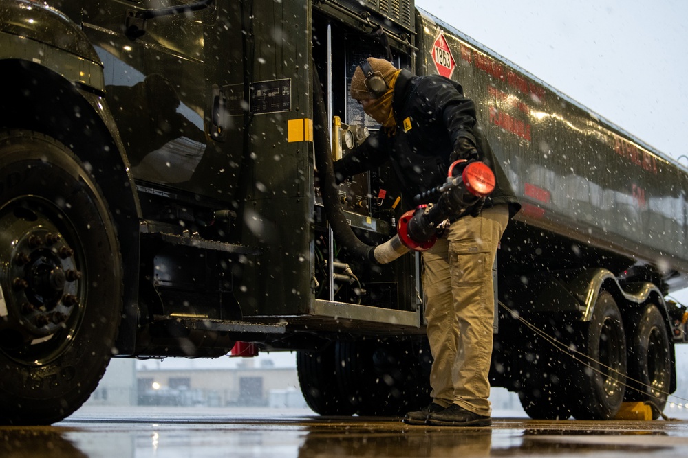 Airmen maintain F-16 readiness