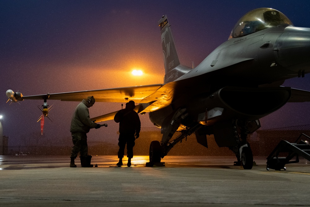 Airmen maintain F-16 readiness