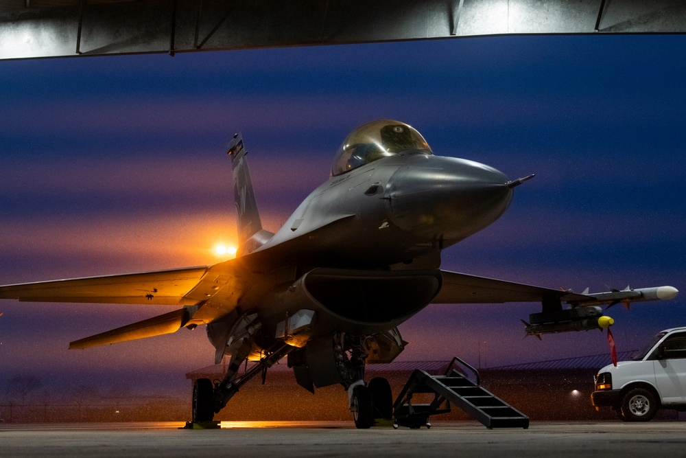 Airmen maintain F-16 readiness