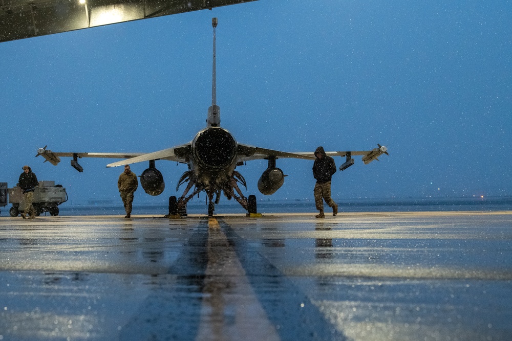 Airmen maintain F-16 readiness