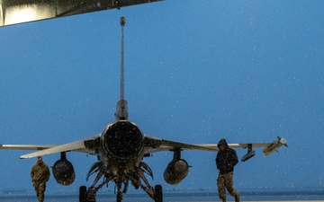 Airmen maintain F-16 readiness