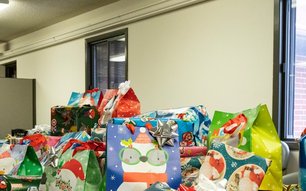 Iowa Troops Make Spirits Bright this Holiday