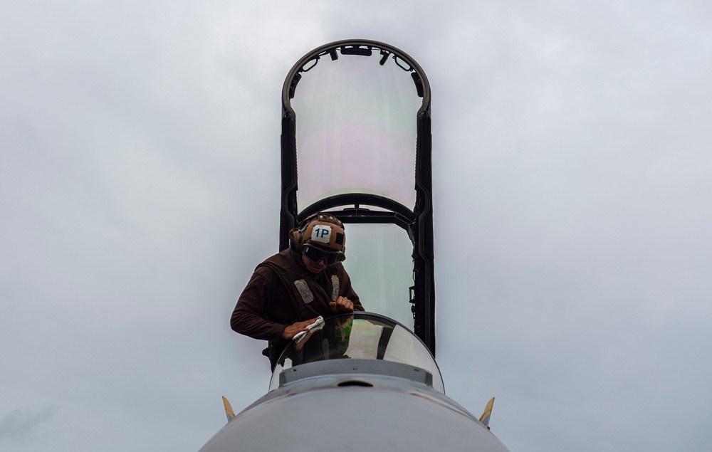 USS Carl Vinson (CVN 70) Conducts Routine Flight Operations in the South China Sea