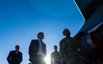 Members of Council on Foreign Relations tour MacDill AFB