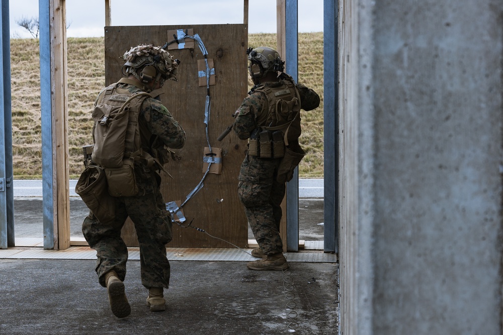 31st MEU | BLT 2/4 conducts urban breaching range