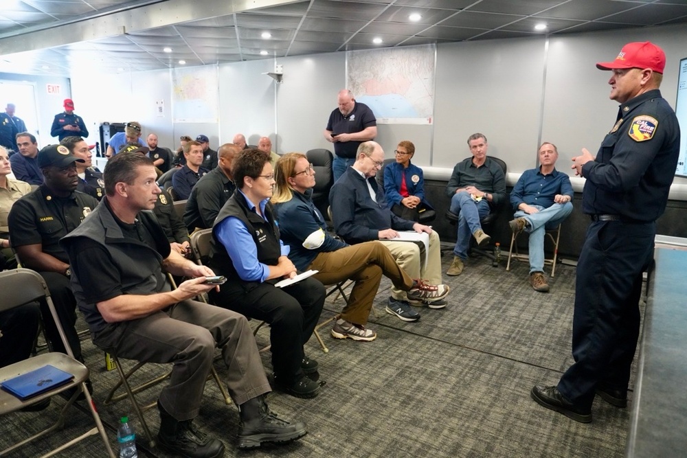 FEMA Administrator and U.S. Fire Administrator Receive Briefing from Local Officials