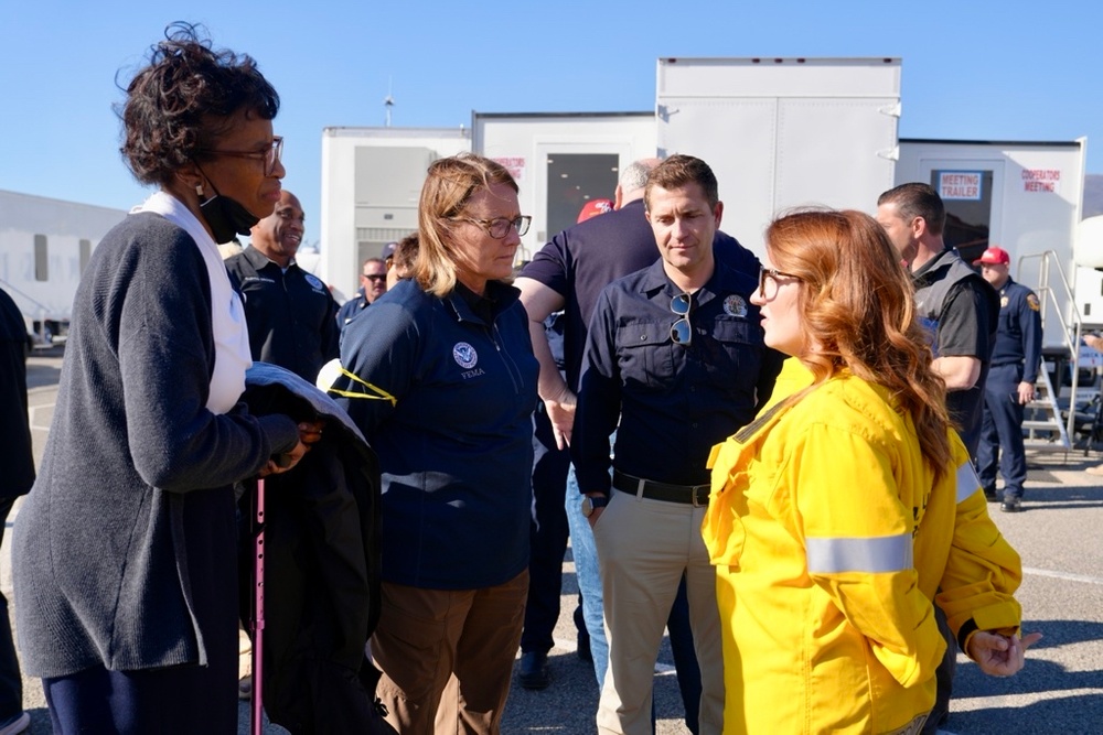 FEMA Administrator and U.S. Fire Administrator Receive Briefing from Local Officials