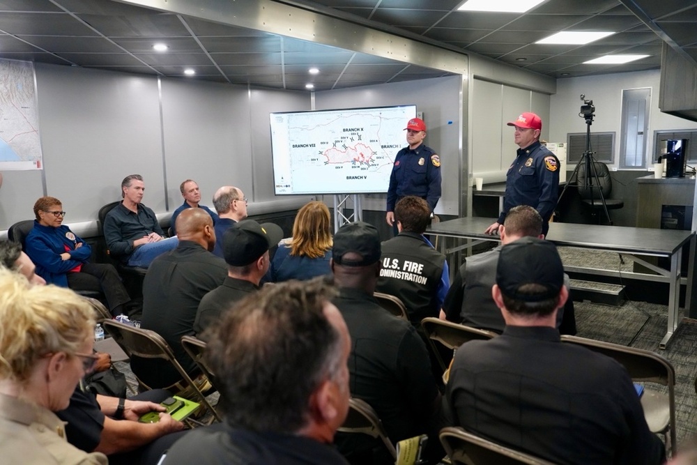 FEMA Administrator and U.S. Fire Administrator Receive Briefing from Local Officials