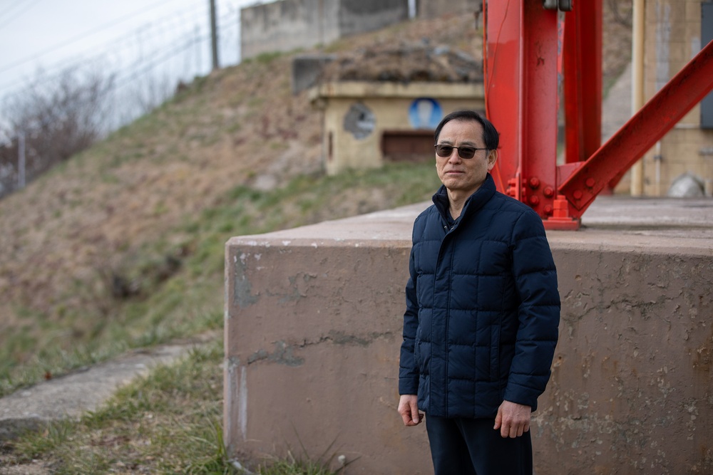 1st Signal Korean workers overcome treacherous conditions to keep communications lines open during winter