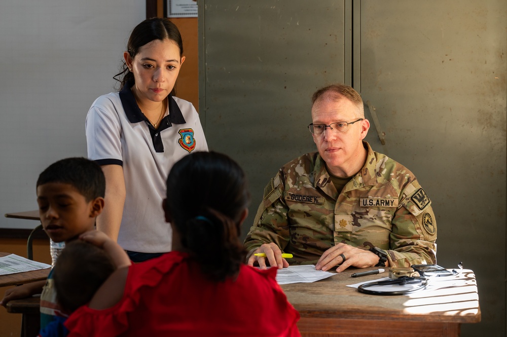 JTF-Bravo provides medical care to more than 1000 near Choluteca, Honduras