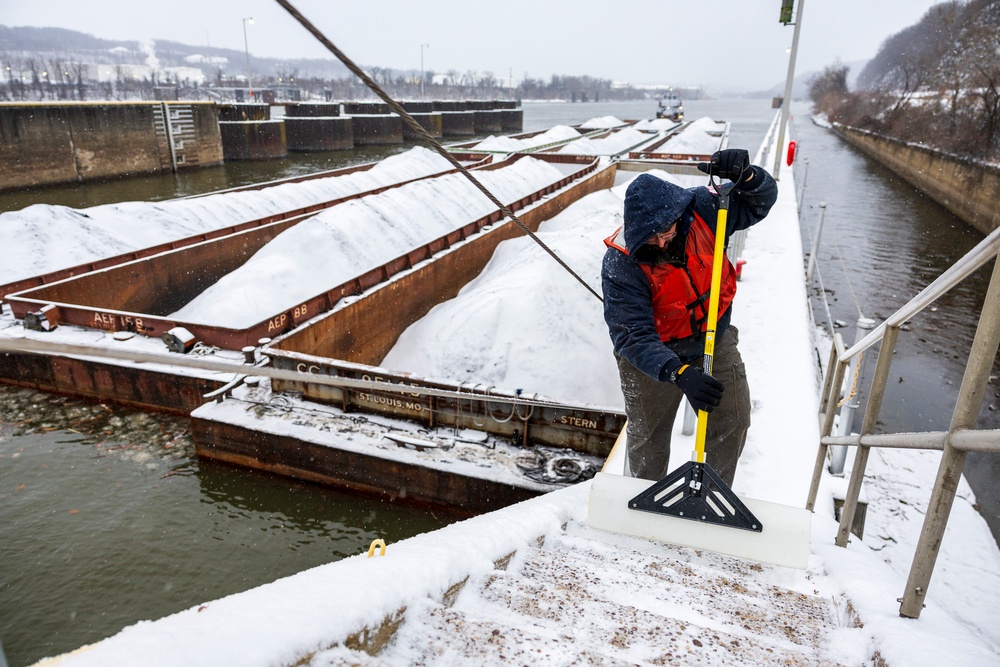 Pittsburgh District continues lock operations through wintery conditions