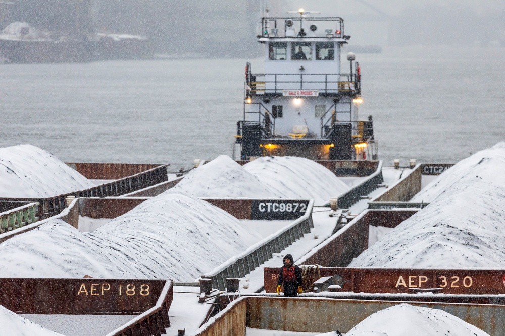 Pittsburgh District continues lock operations through wintery conditions