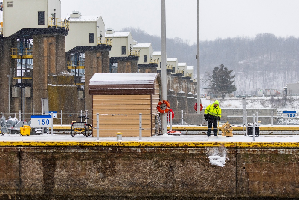 Pittsburgh District continues lock operations through wintery conditions