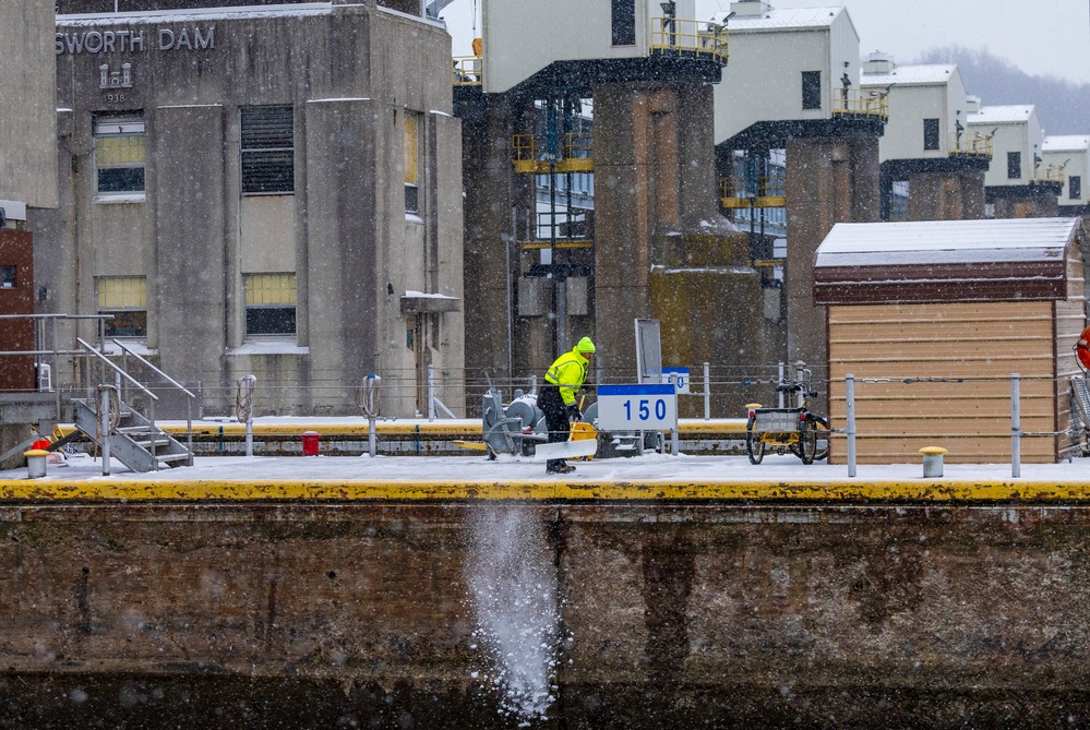 Pittsburgh District continues lock operations through wintery conditions