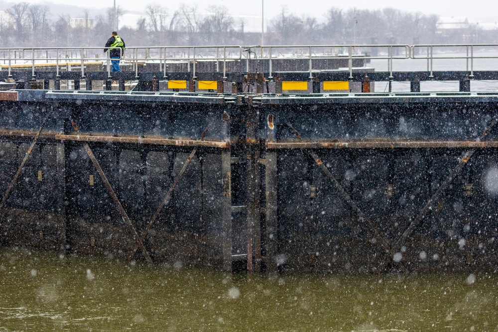 Pittsburgh District continues lock operations through wintery conditions